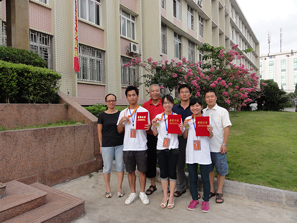 获奖选手与指导老师合影