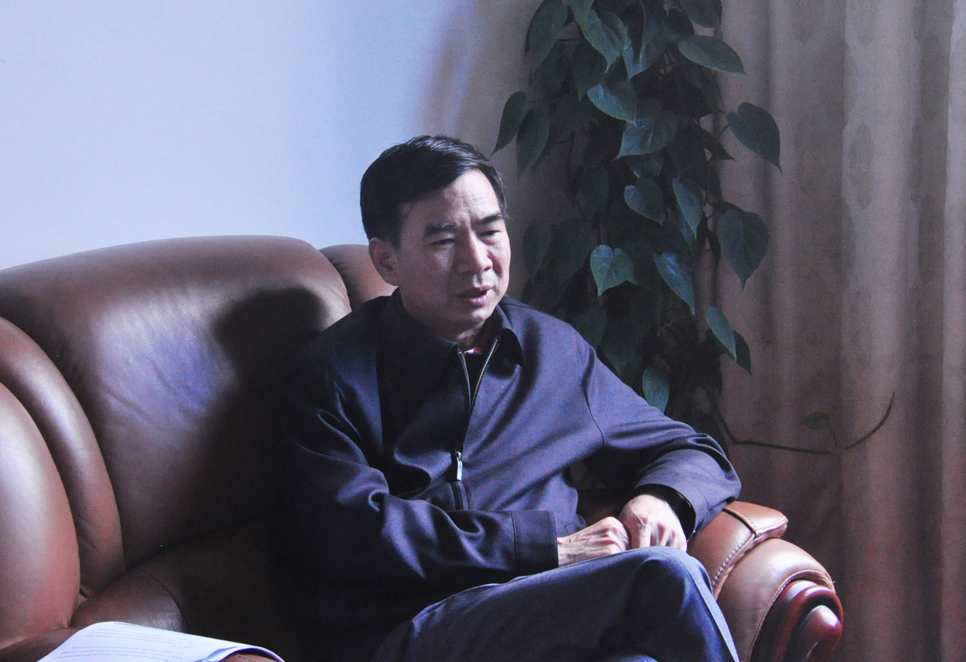 梁宏校长正在答记者问