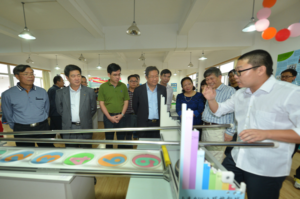 刘利民副部长一行在我校兴华科技探究馆参观（本文配图均由张婷婷、陈园园拍摄）