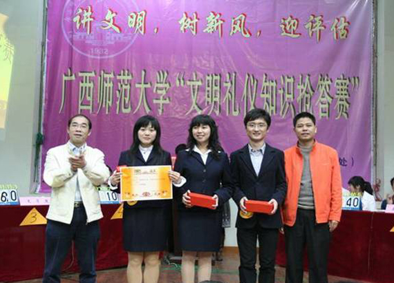 获奖选手与嘉宾合影。