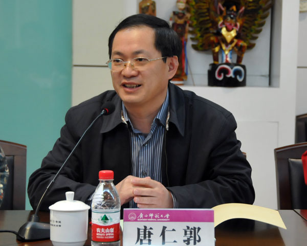 唐仁郭副书记向评估考核组汇报我校安全文明校园创建工作情况