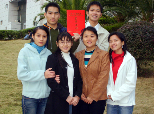 获二等奖的团队和分团委指导老师合影。