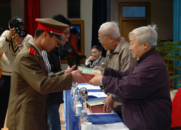 中国高等教育会会长周远清为获得高教社杯的代表队颁奖。