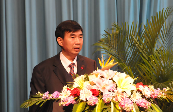 梁宏校长作工作报告（宣传部 赵晋凯 摄）