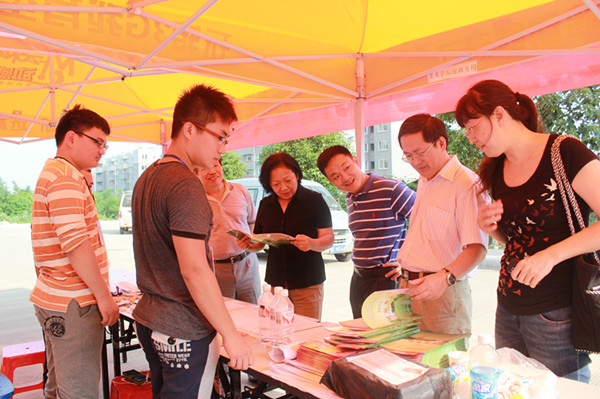 王枬书记一行到雁山校区迎新点看望同学们（大学生通讯社 郭雄翡摄）