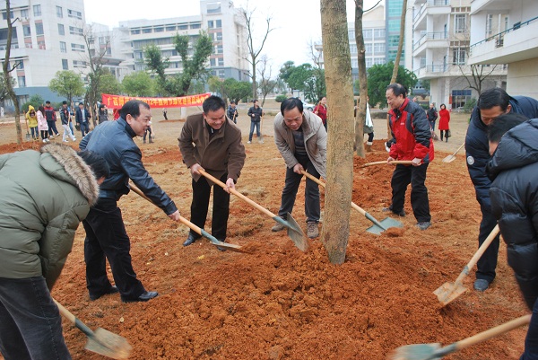 白晓军副校长和师生为树木培土