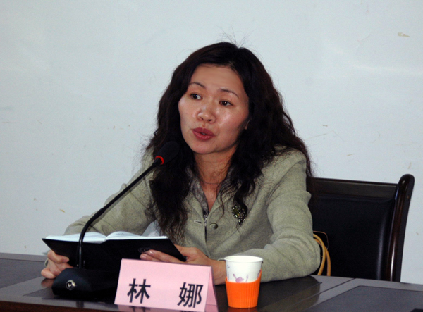 校党委副书记林娜在会上传达了全国、全区高校辅导员队伍建设工作会议的精神。