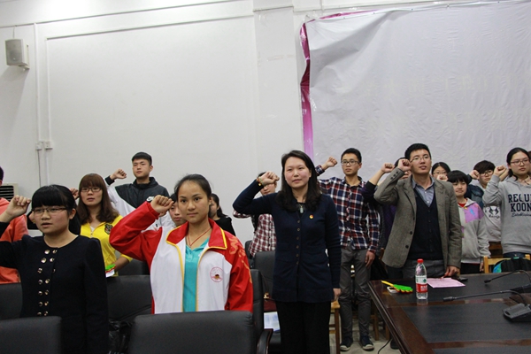 青年们庄严宣誓