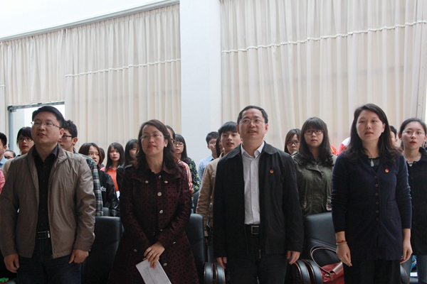 全体与会人员齐唱团歌