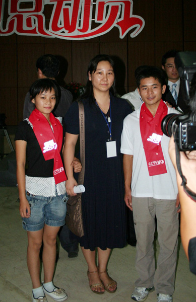 贾金生兄妹与晚会执行导演李琳合影。