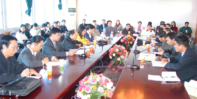 图为专家组们在评估汇报会上听取我校大学英语教学工作的自评汇报。