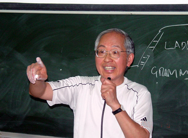 谭光华先生正在讲座。