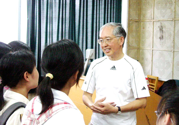 谭先生与学生互动交流。