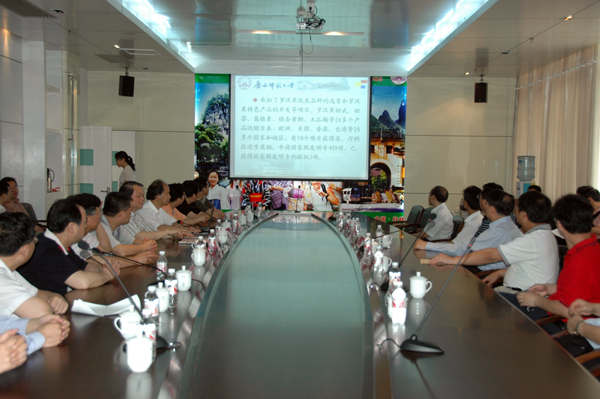 国家科技部副部长程津培一行来我校视察。