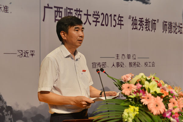 校长梁宏致辞（本文配图由宣传部张婷婷、大学生通讯社陈园园拍摄）