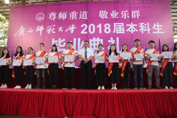 我校领导为西部计划志愿者们颁发奖状.jpg