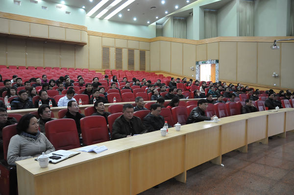 校领导和与会领导干部听取报告