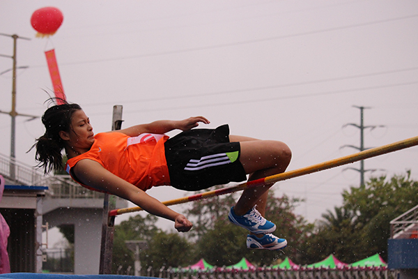 女子六项全能之一跳高（大学生通讯社 邓海燕 摄）