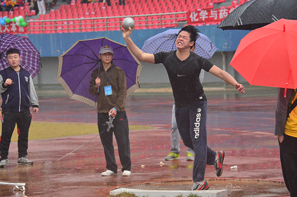 雨中一掷 （大学生通讯社 徐雨桐 摄）