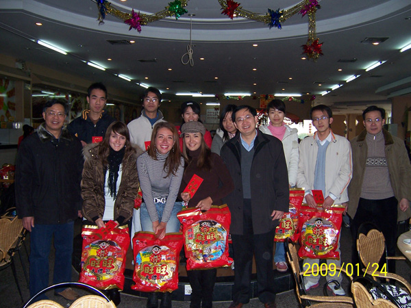 给留校过年的学生颁发慰问金和大礼包合影