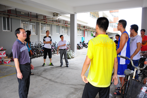 唐仁郭副书记与搬迁志愿者们亲切交谈