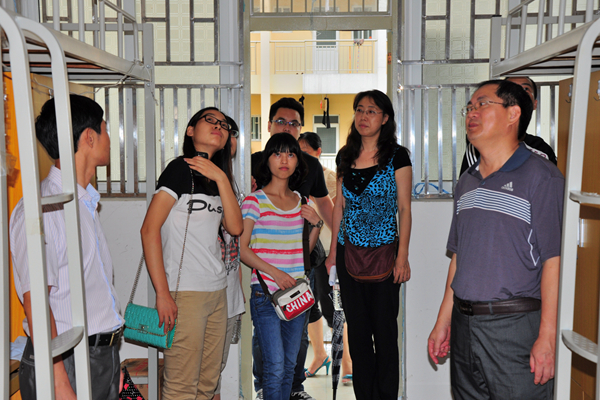 唐仁郭副书记与学生们共同参观宿舍环境