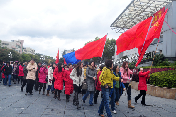 千名女教职工参加环校徒步健身活动