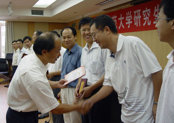 易忠副校长为获得2007年全区优秀硕士研究生学位论文奖的导师颁发奖金和证书。