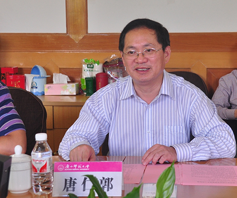 校党委副书记唐仁郭致欢迎词