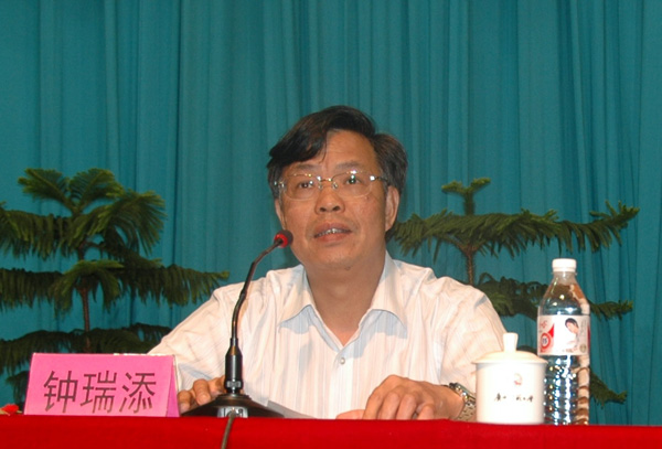 钟瑞添副校长主持会议。