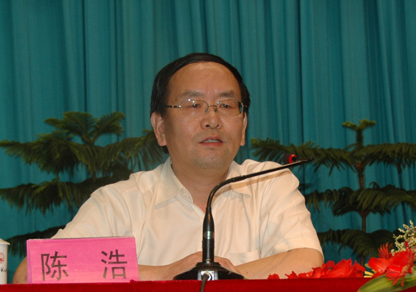 陈浩总编辑在作报告。