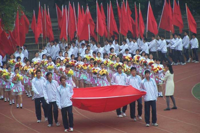 11月3日上午，我校第三十七届运动会隆重开幕。开幕式气势磅礴，精彩纷呈。图为国旗、鲜花队入场。
