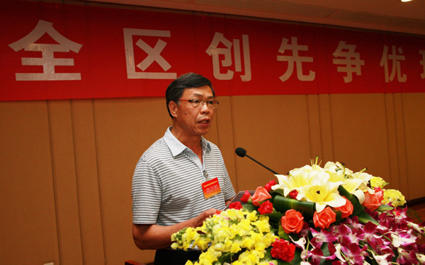 钟副校长作主题发言