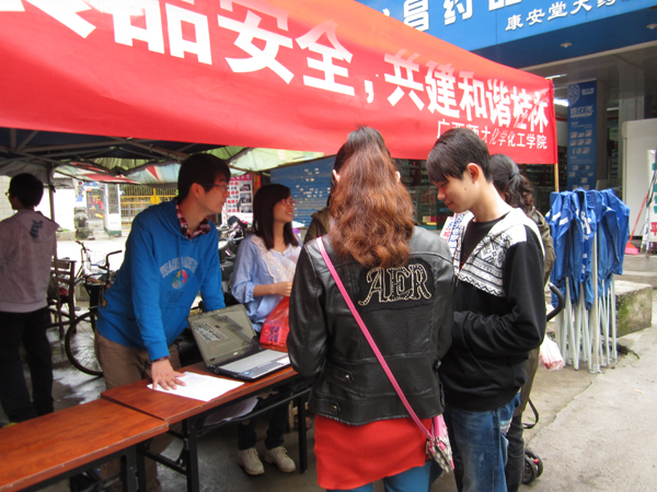 同学们在向路人讲解食品药品安全知识