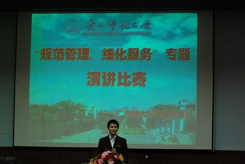 获得演讲比赛的一等奖选手在演讲