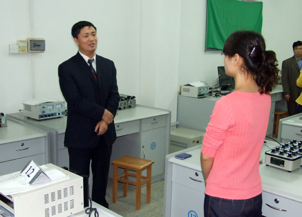 杨景海教授对我校学生进行专业技能测试。