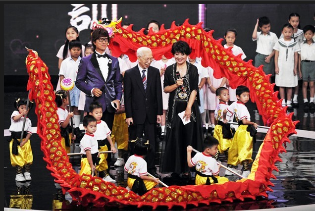 10月17日，第一届感动香港十大人物颁奖礼在香港举行。教育慈善家田家炳(中)向参加舞龙表演的受助儿童致意。