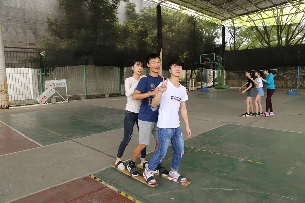 板鞋竞速比赛进行时.JPG