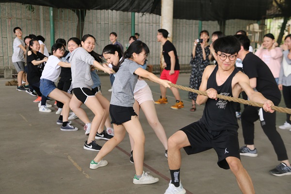 同学们参与拔河比赛.JPG
