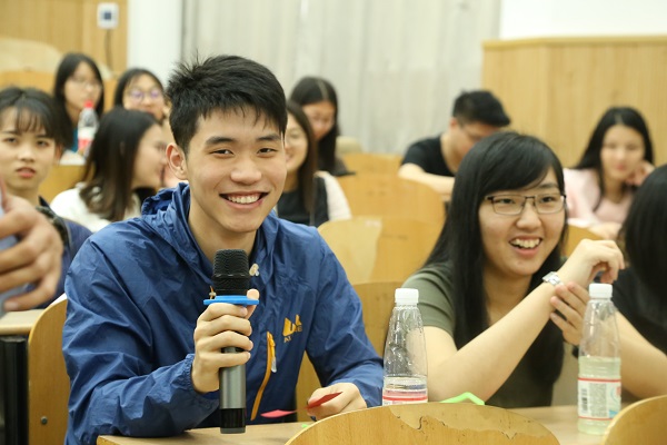 香港同学积极参加互动环节.JPG