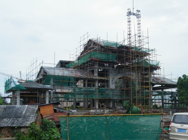 正在建设当中的校区大门