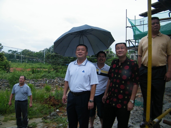 王源平副书记在雁山校区建设办负责同志陪同下查看校区大门建设进展情况