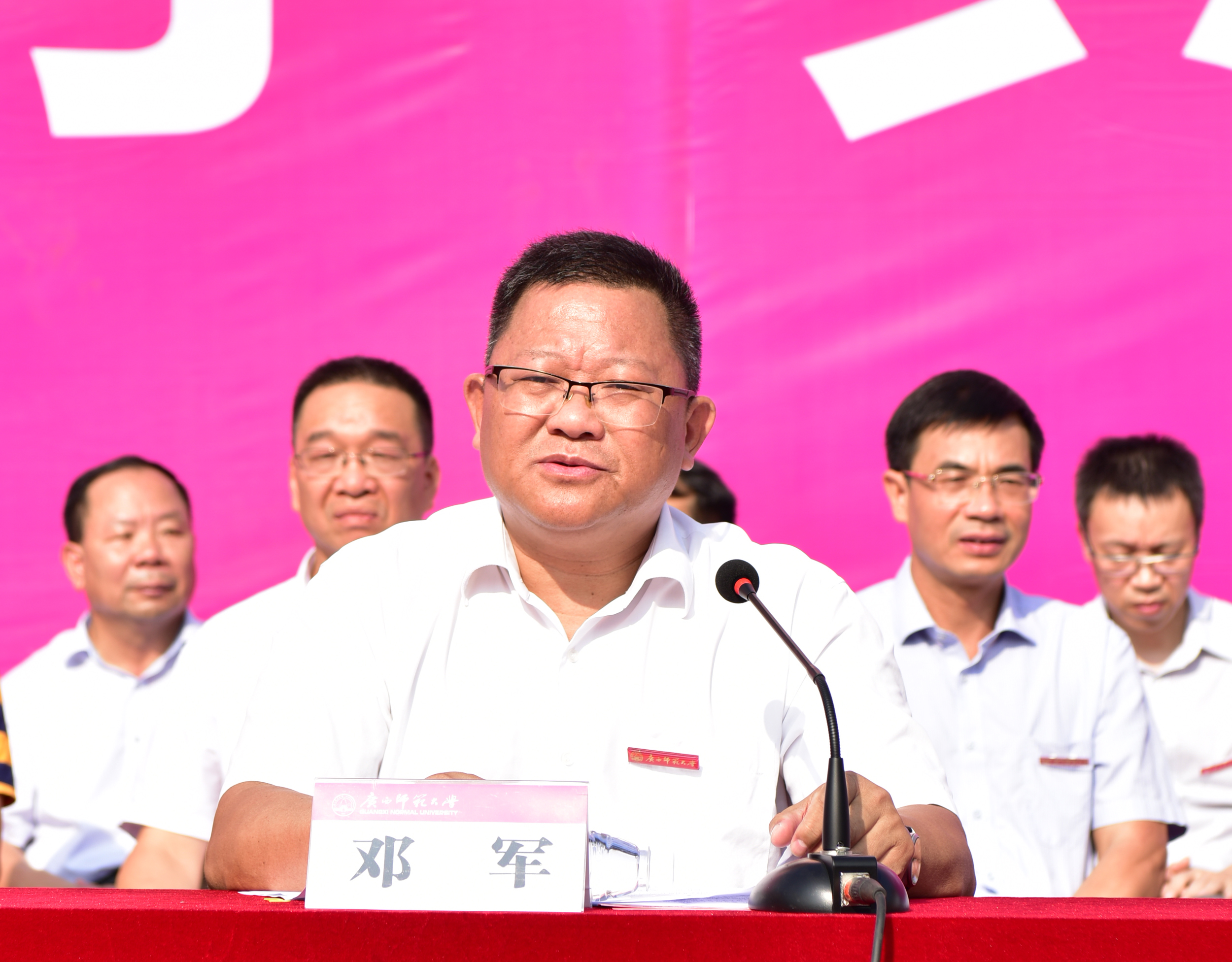 校由校党委书记邓军主持开学典礼9。.jpg