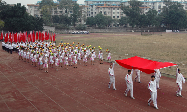 国旗鲜花队入场。