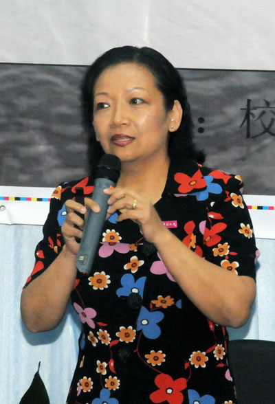 校党委书记王枬教授主持师生见面会。