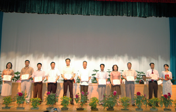 受表彰的先进个人合影留念。