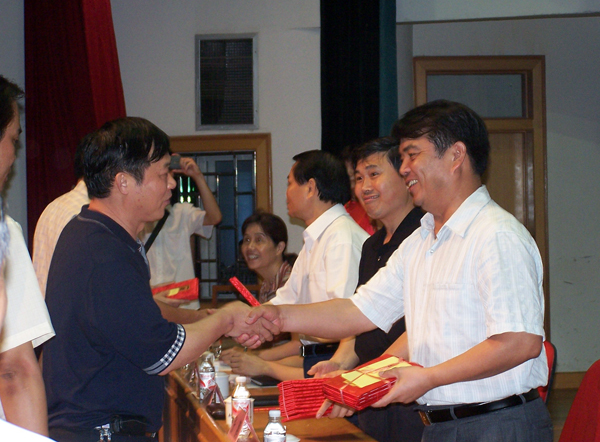 校党委书记陈大克为受表彰者颁奖。