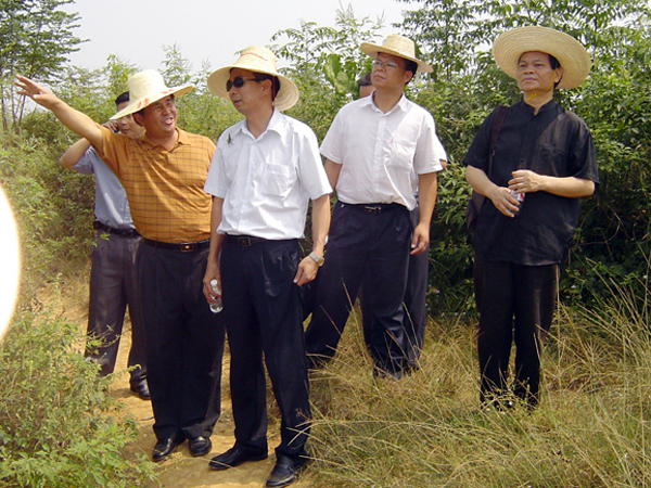 梁宏校长在考察雁山校区的规划地界。