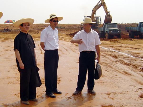 梁宏校长在了解雁山校区施工进展情况。