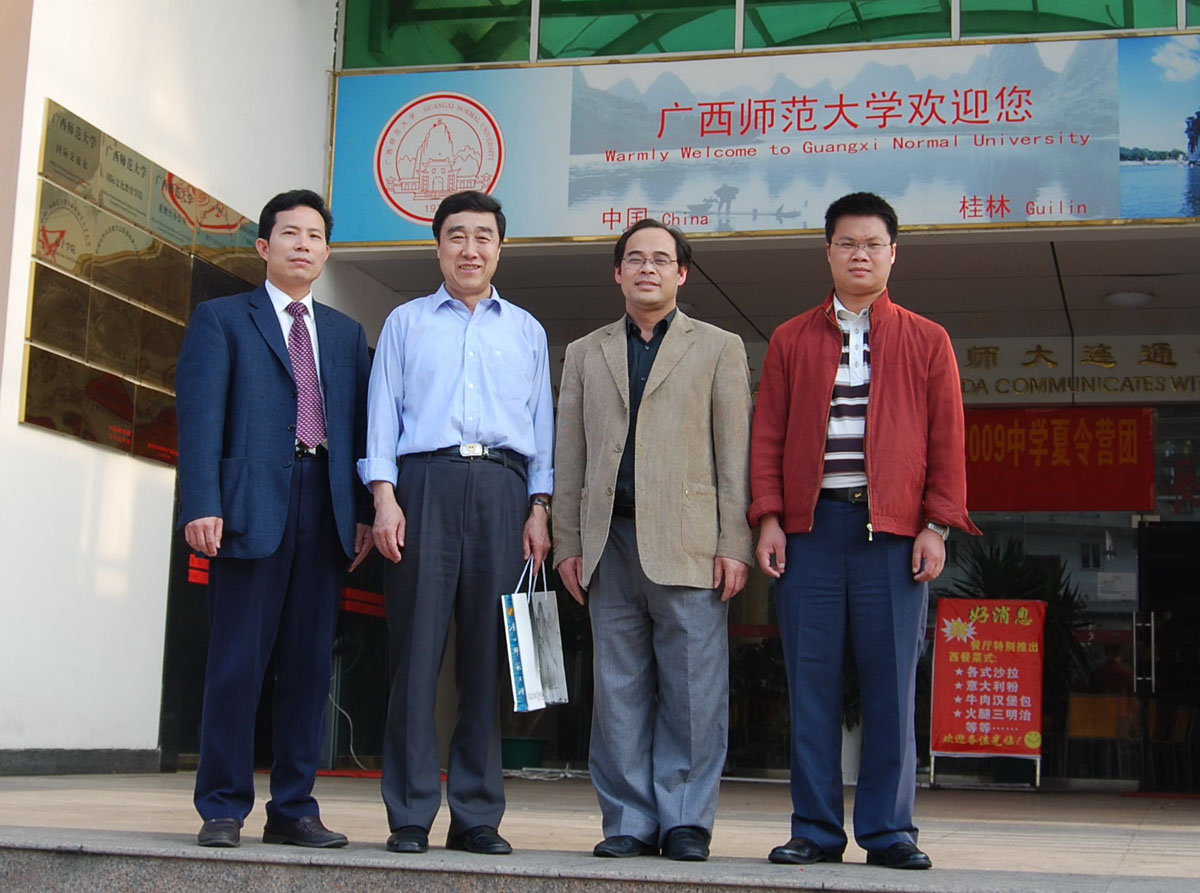 校友总会、外国语学院校友工作办公室负责人与陈世丹校友合影